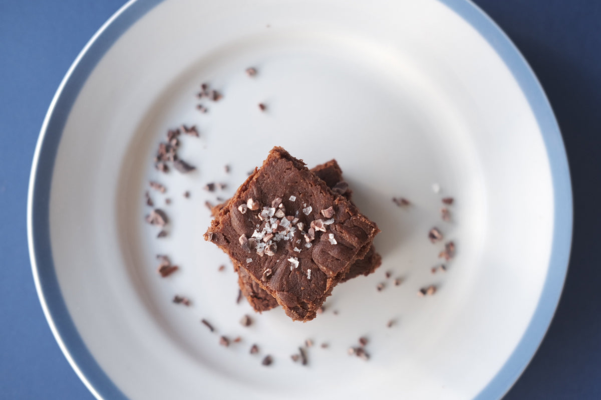 šokoladinis desertas su skaldytomis kakavos pupelėmis